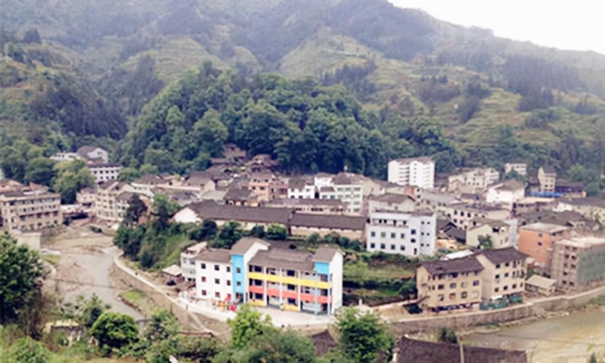 90后小伙带领全村人发家致富,男子创业成功回乡带500多人增收