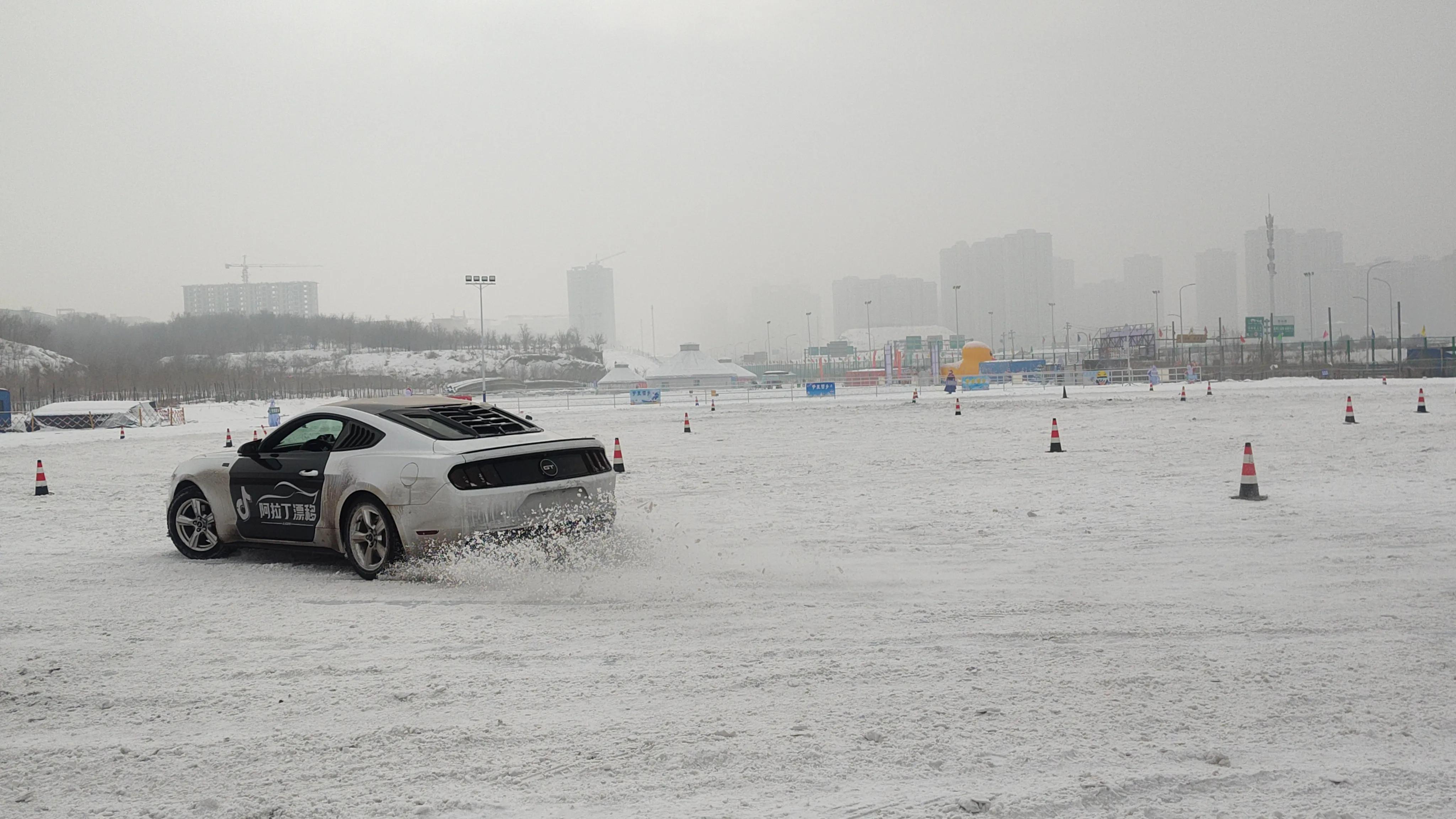 乌鲁木齐1413文化体育产业园汽车冰雪漂移上演“激情与速度”