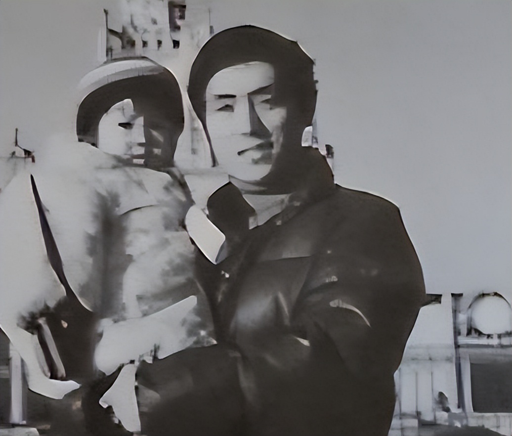 被亲爸张艺谋抛弃，公开点名巩俐毁她童年，张末都经历了什么？