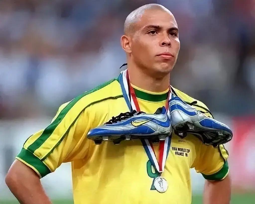 巴西足球巨星小罗现状,巴西足球历史十大球星名单