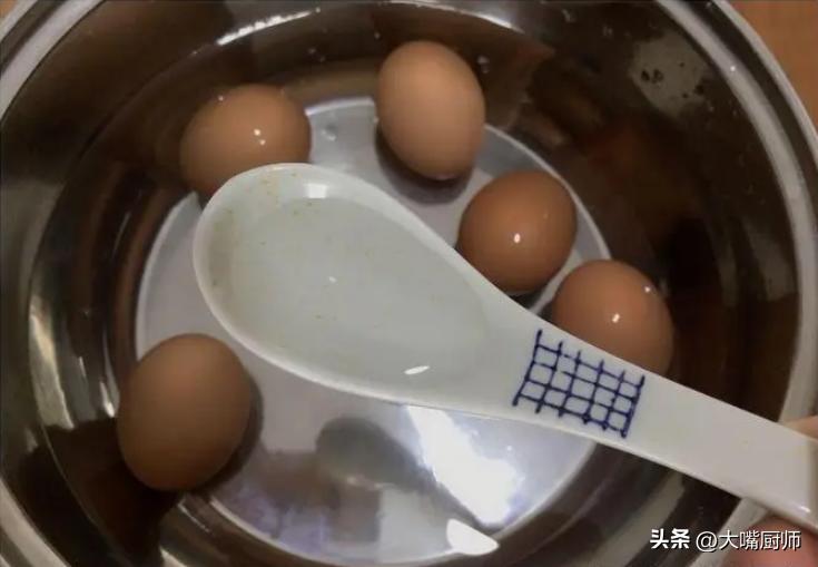 如何煮鸡蛋方法正确不会爆,正确煮鸡蛋的方法和技巧