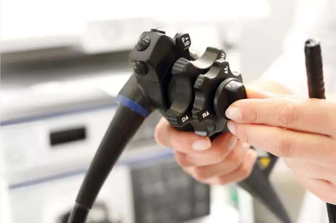 一年前做的胃镜食道挺好,半年前做胃镜没问题但还是胃痛