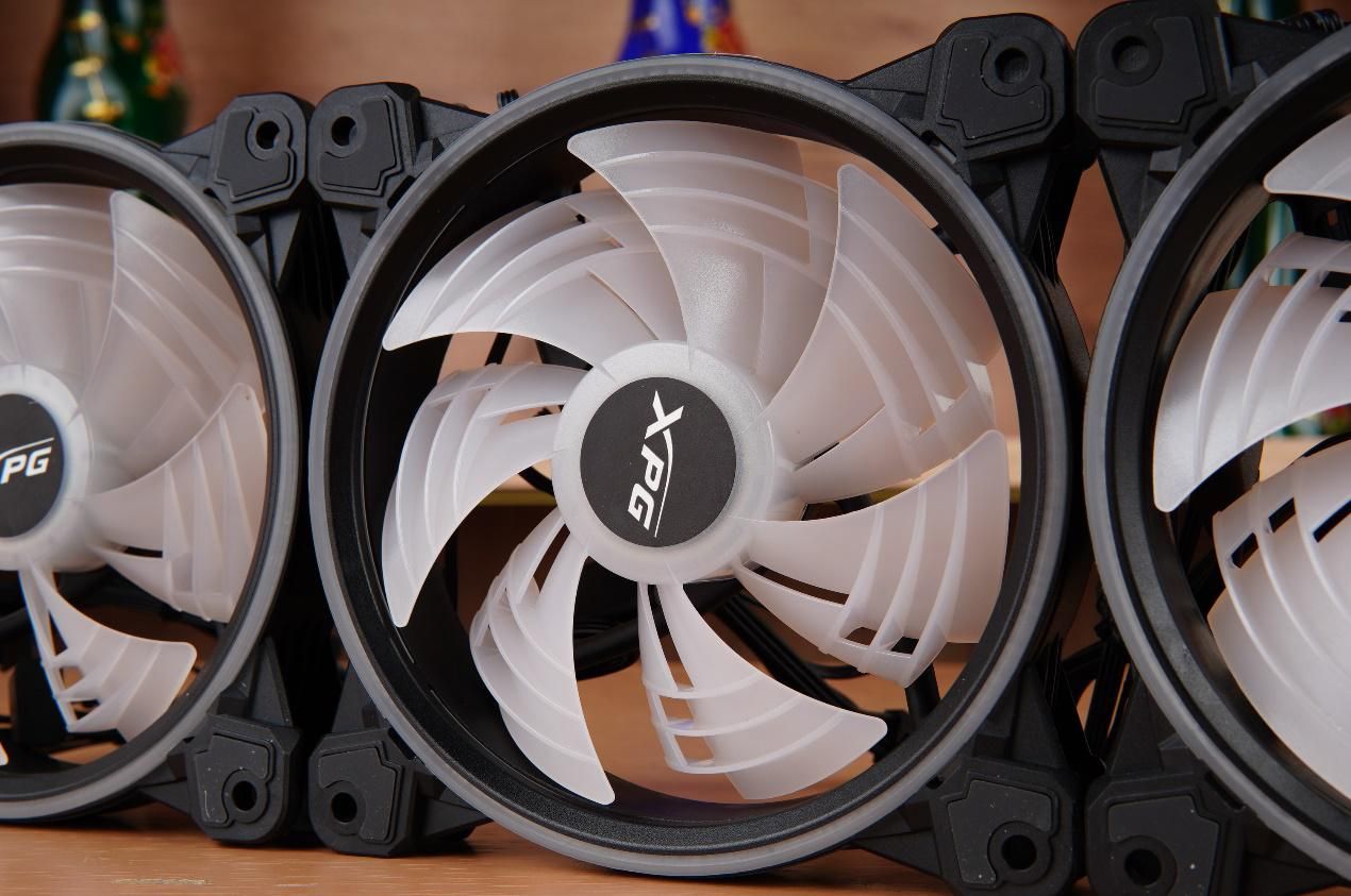 可以装多个硬盘的主机箱,带可插拔硬盘盒的主机