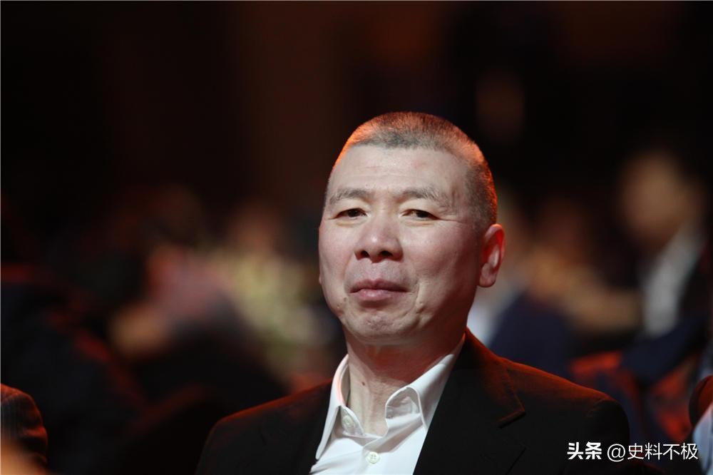 “混世魔王”邓超，上学曾拿刀追保安跑，与冯小刚竟恩怨多年