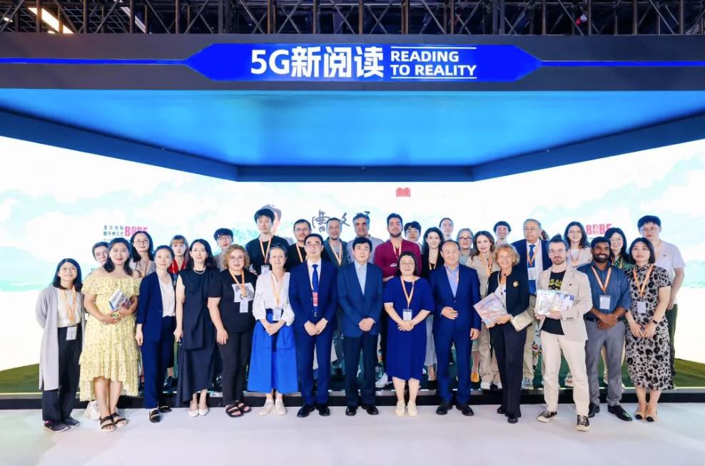 拿着搭名人便车的高贡献学者榜单去攻击曹文轩，流量号的节操呢？