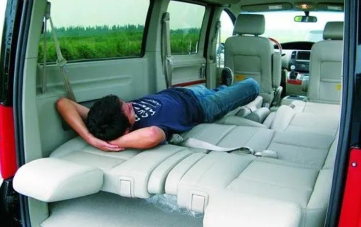 汽车将后排座椅放倒当床睡，算不算违章？交警给出明确答案