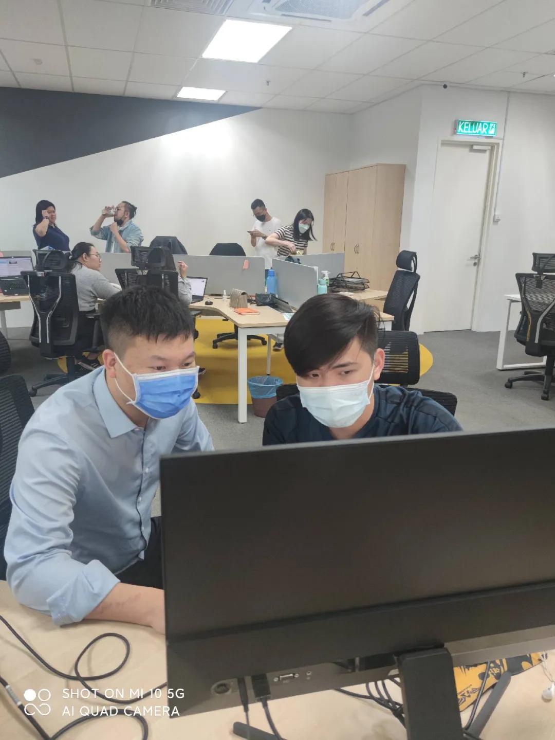 地球另一边的人们是倒着吗,地球另一侧的人不会掉下去吗