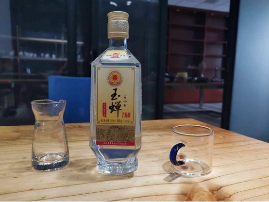 倒酒给别人时，对方对你“敲桌子”是在干啥？建议弄懂，别闹笑话