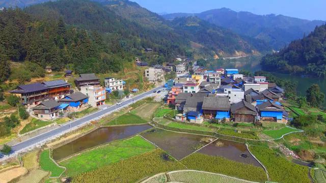 老乡肺癌去世，残疾老公疯疯癫癫放炮仗吊唁，说了许多不该说的话