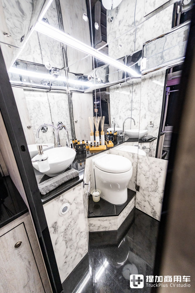 双层巴士房车改装图,可升顶的双层巴士房车