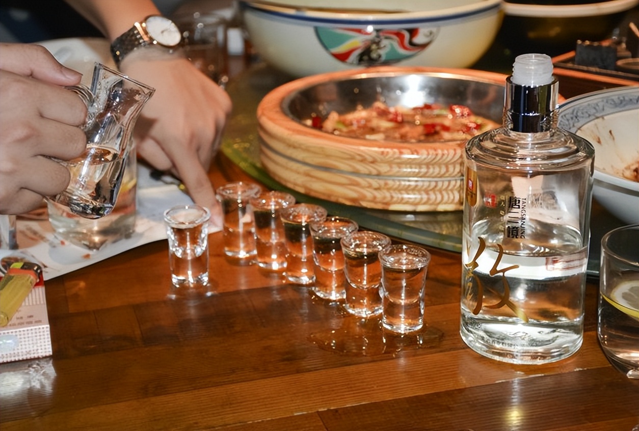 为什么喝完白酒后一直头疼,喝完白酒为什么胃会这么难受