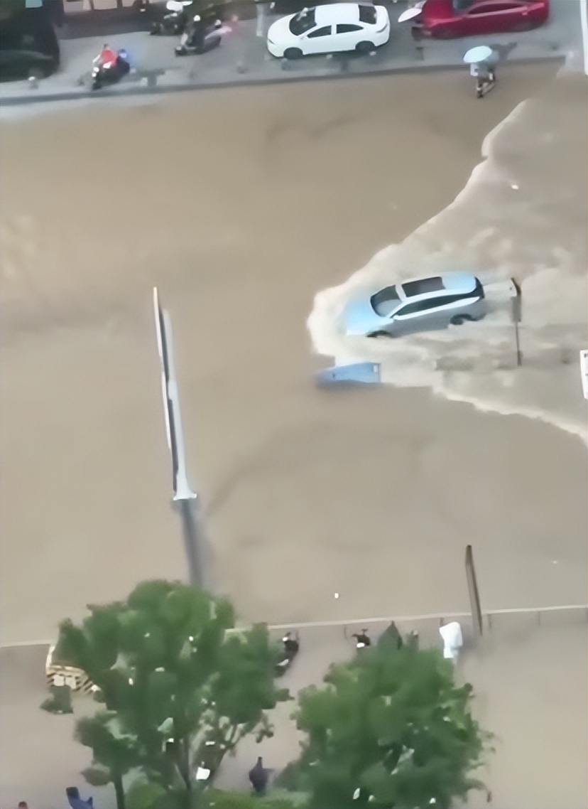 深圳龙华暴雨内涝街头水深没过车头比亚迪唐淡定冲浪