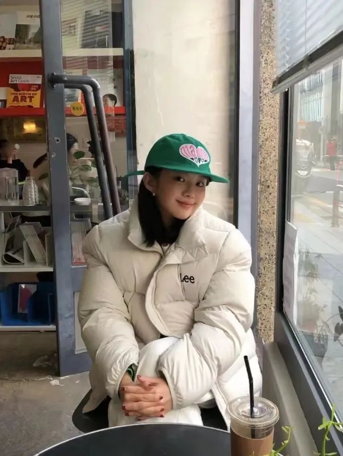 白色长款羽绒服韩系裙子穿搭,今年流行穿搭羽绒服加什么靴子