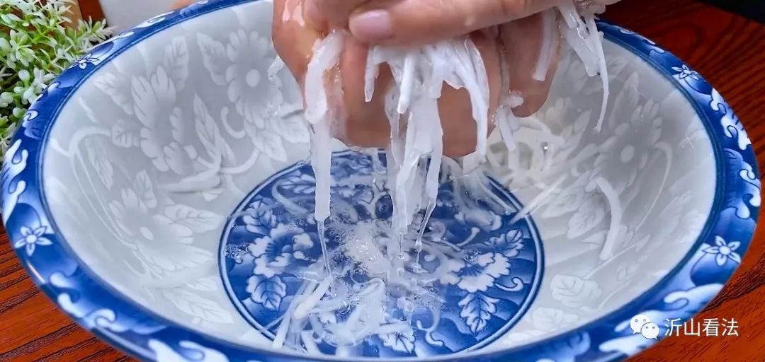 经常放屁有可能是癌症的前兆,屁多以为是排毒其实是癌症