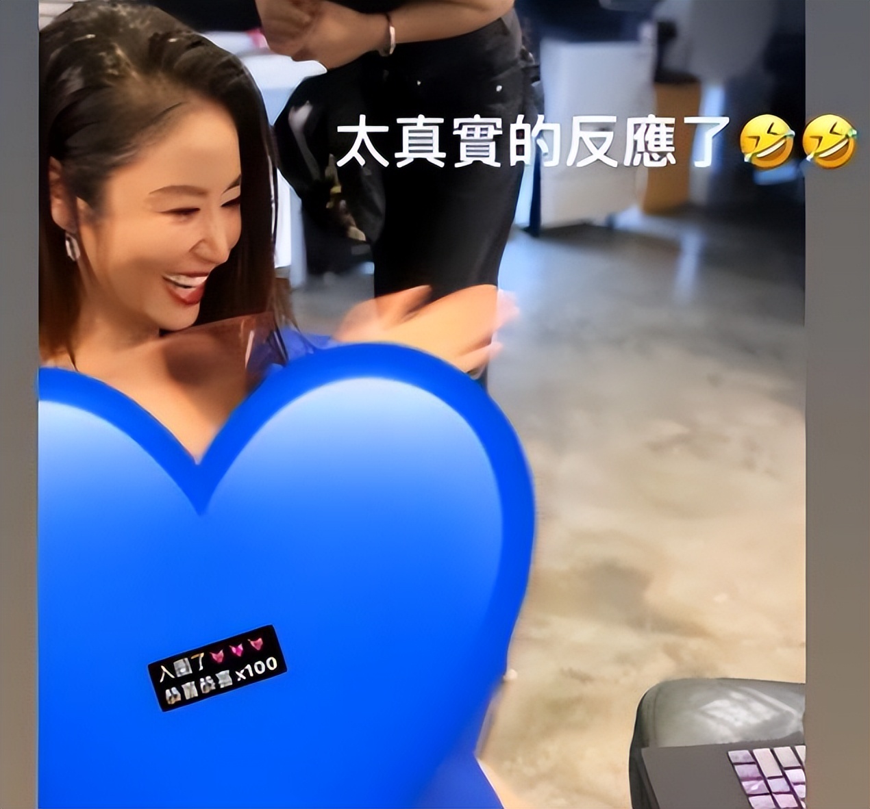 林心如被搂腰,林心如被夹手指