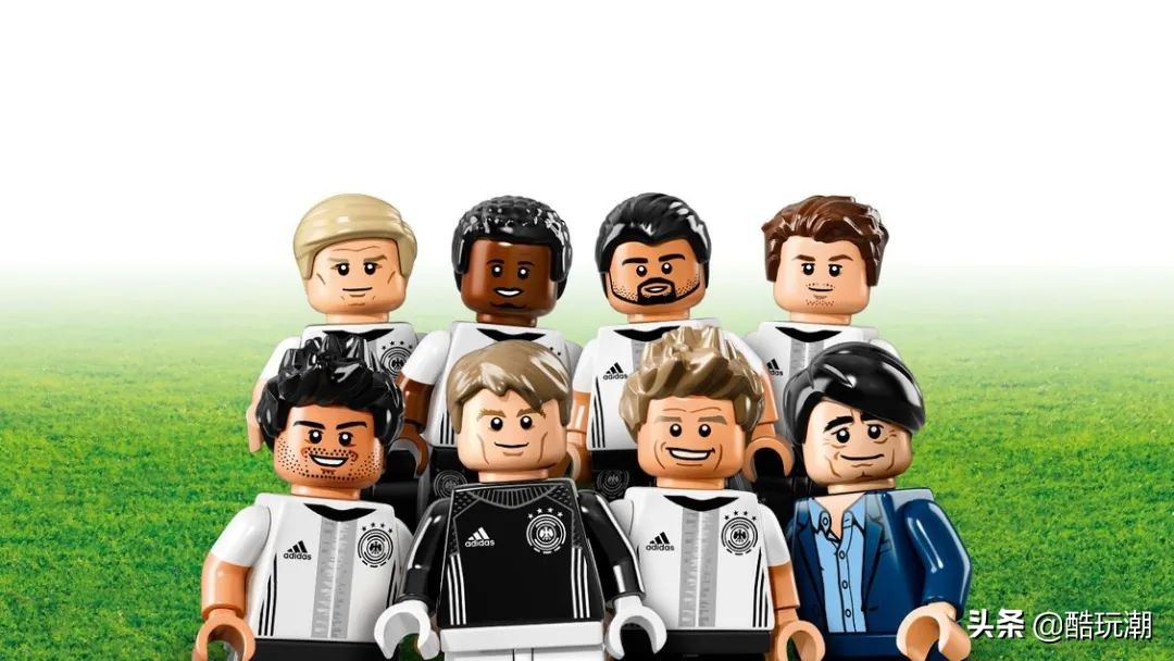 今年流行足球赛服套装,乐高出的最新的足球场