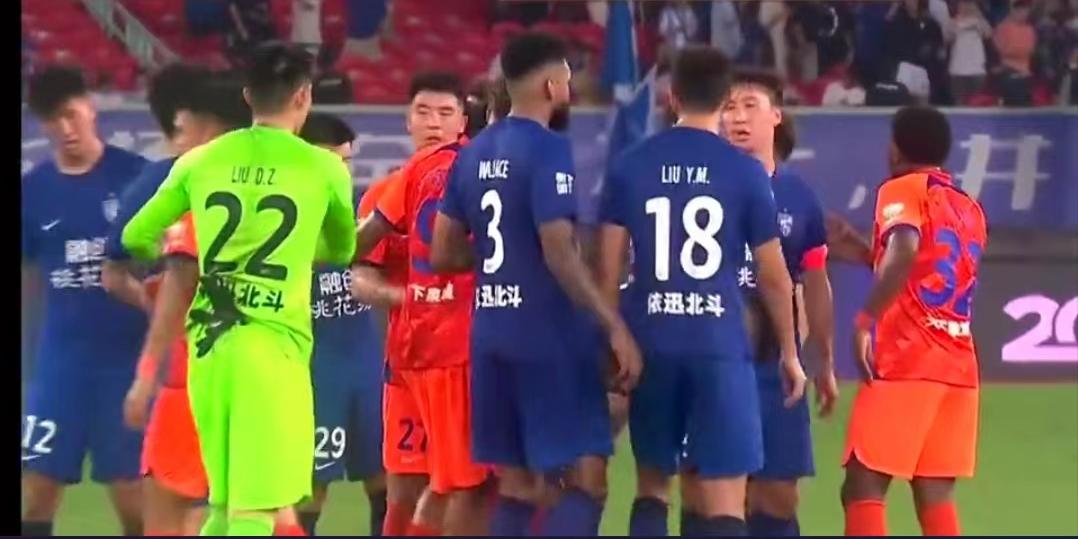 剪刀脚都不判！吃亏的总是三镇！鄂媒：裁判和泰山联手欺负三镇