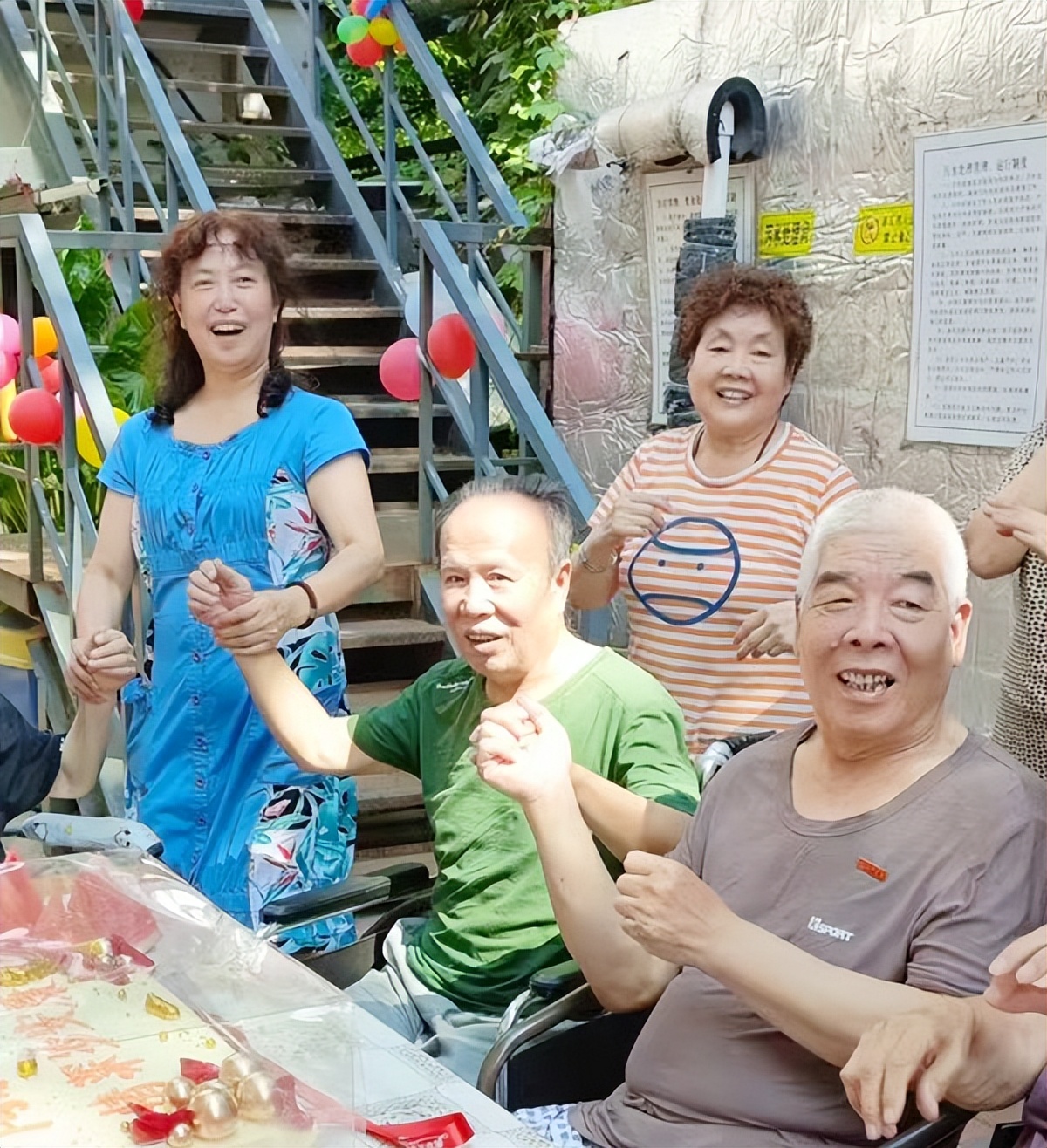 陶乐家养老丨共庆陶乐八周年，一碗生日面，情长岁安康