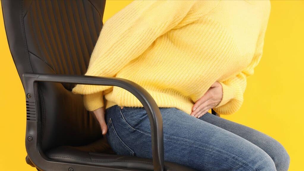 女生经常夹脚尖是好是坏,女生为什么总喜欢夹着脚