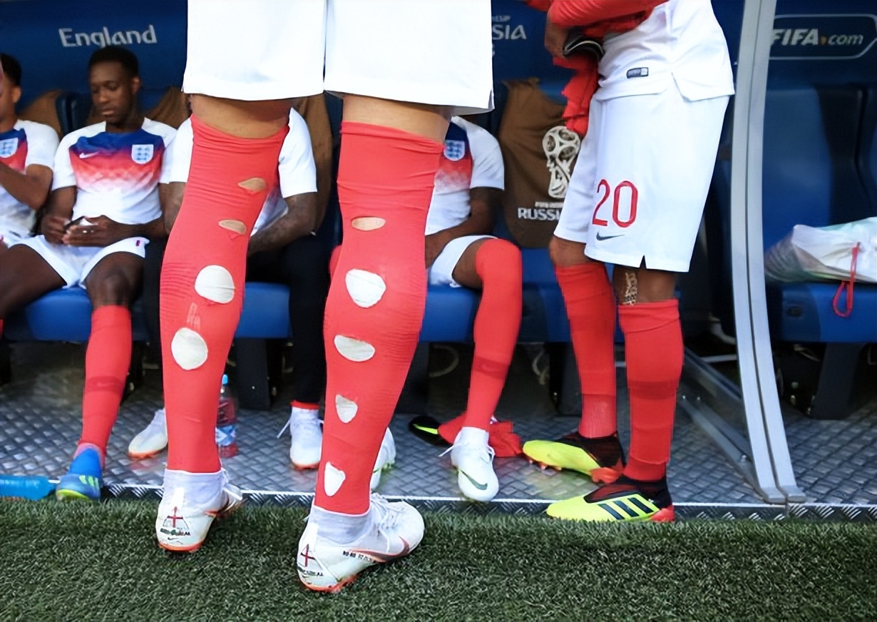 足球球员为什么都要剪袜子,英格兰足球袜子