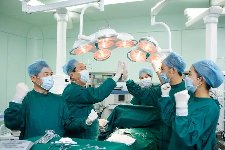 女子26岁查出癌症老公放弃治疗,22岁女子确诊血癌