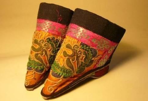 古代女人“三寸金莲”别名“莲癖”俗称“小脚脚”