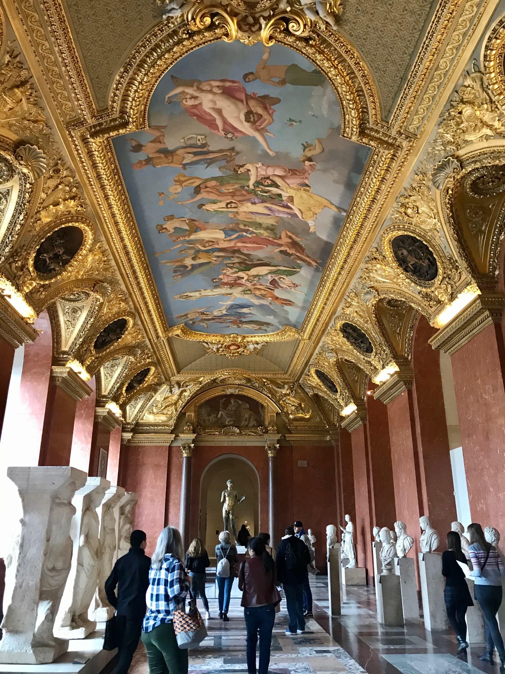 卢浮宫在历史上经历了怎样的改造？它在法国有怎样的地位？