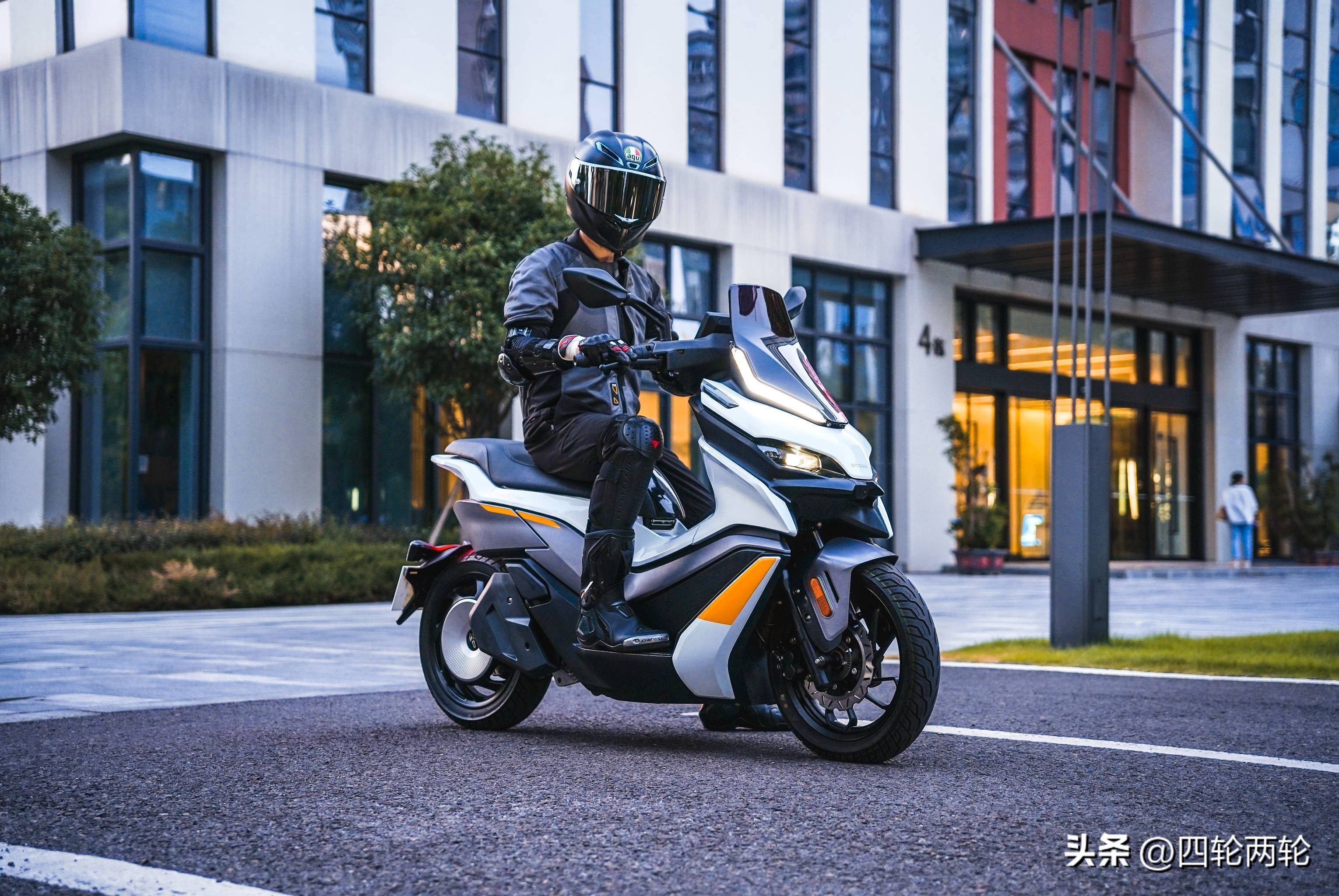 茵未REAL5T，一款来自未来的运动电摩，动力媲美300级别踏板