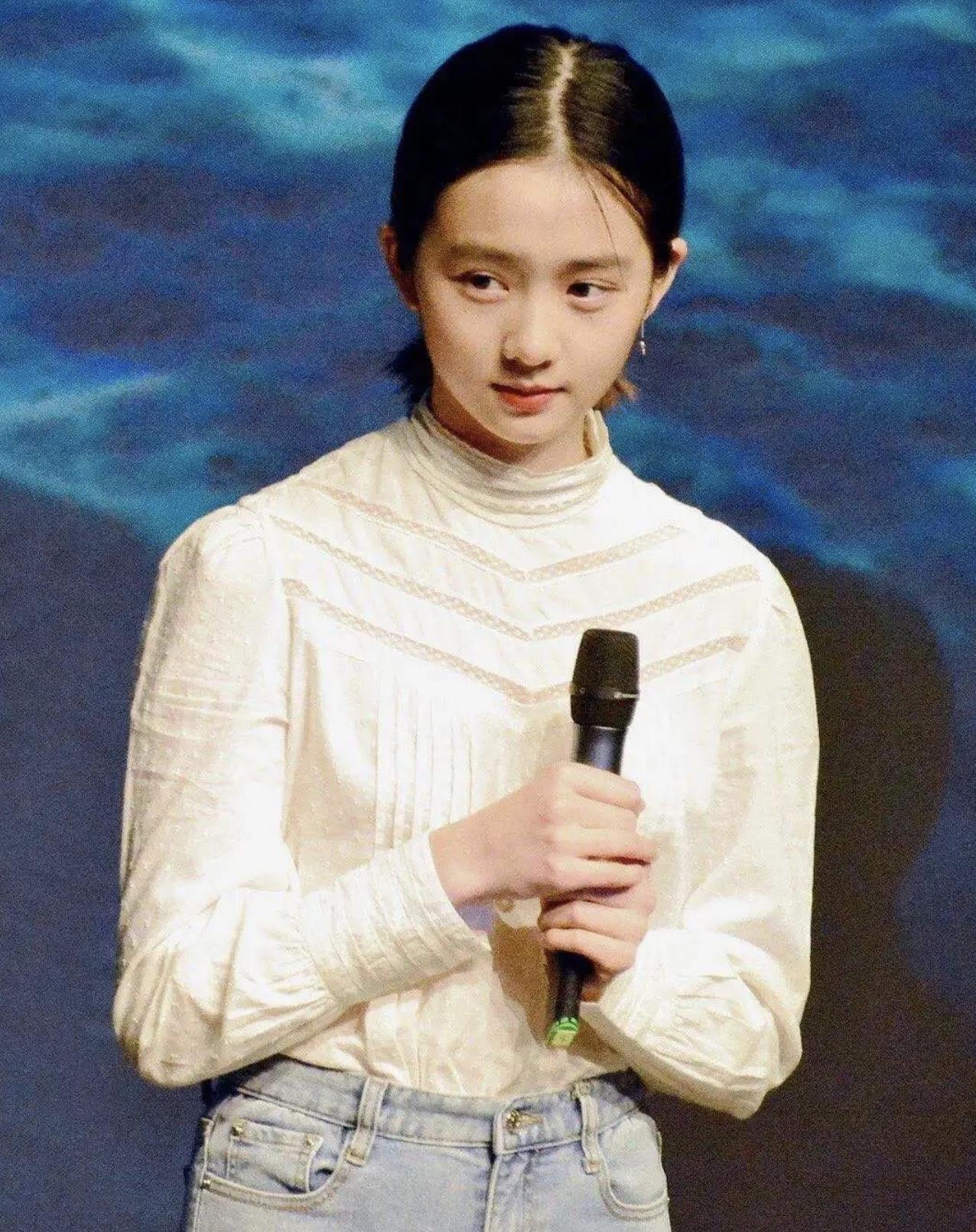 金星直播吐槽明星穿深v,金星吐槽明星走红毯捂胸