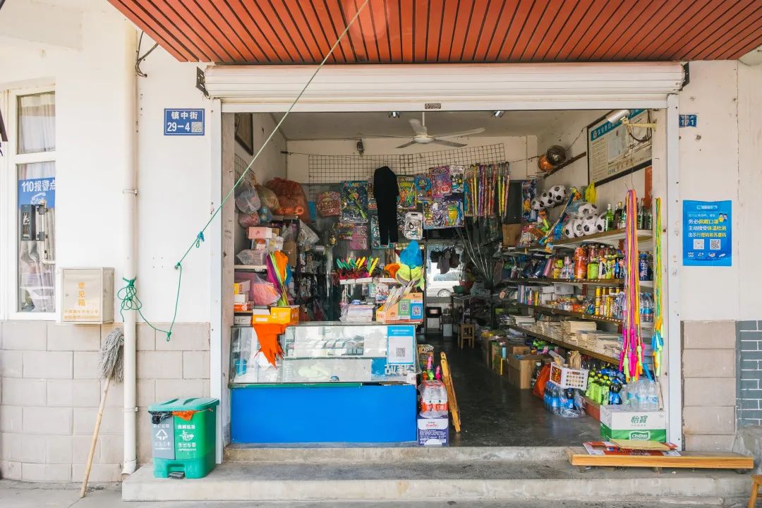 校门口的小店从来没有让人失望,校门口小店生意火爆