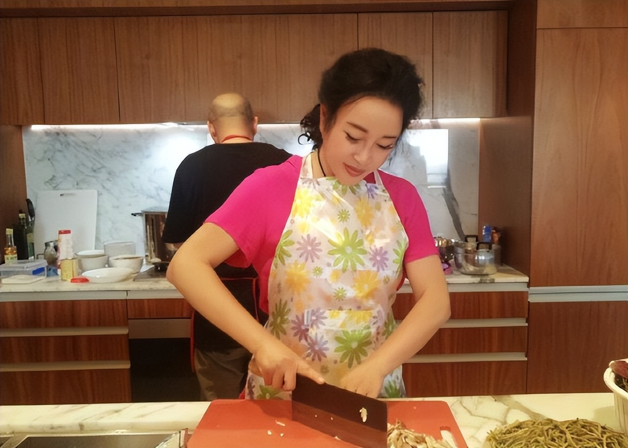 刘晓庆白衫牛仔短裤,刘晓庆穿黑色吊带衫