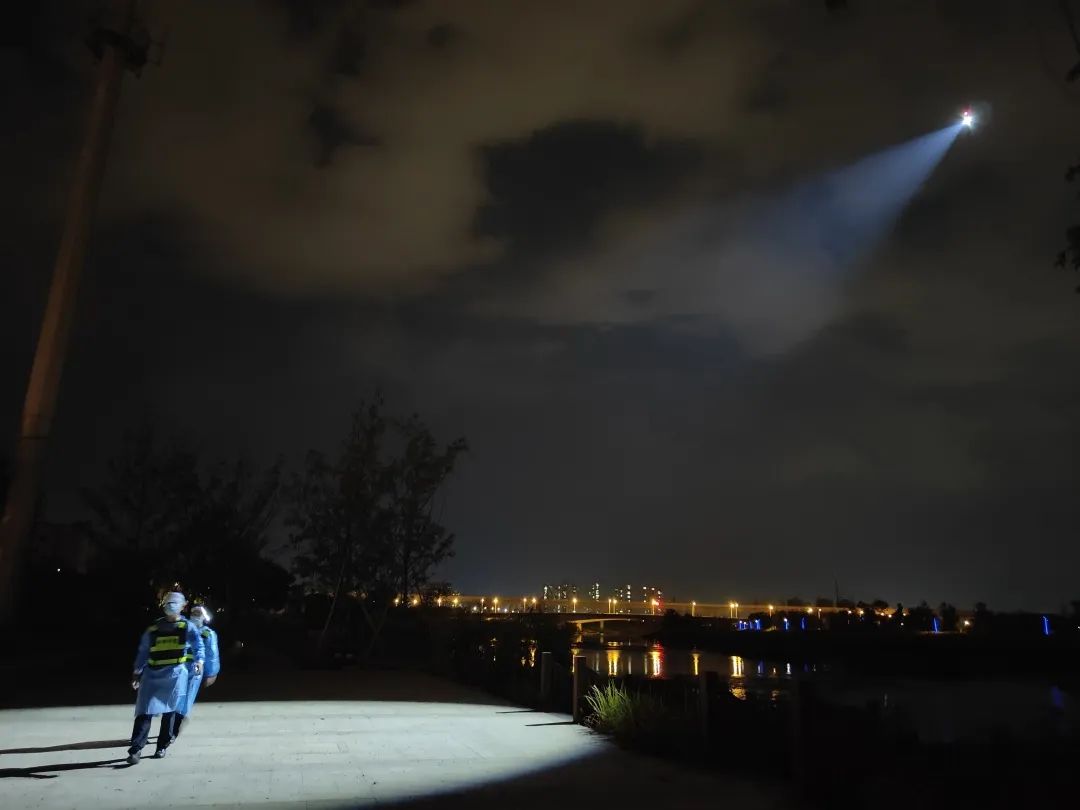 疫情当前警察不退坚守战疫一线,疫情不退警察不退用行动守护群众