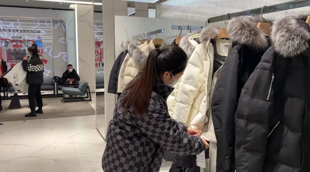 一家服装店一个月能卖几件衣服,一个服装店一天能卖出多少件衣服