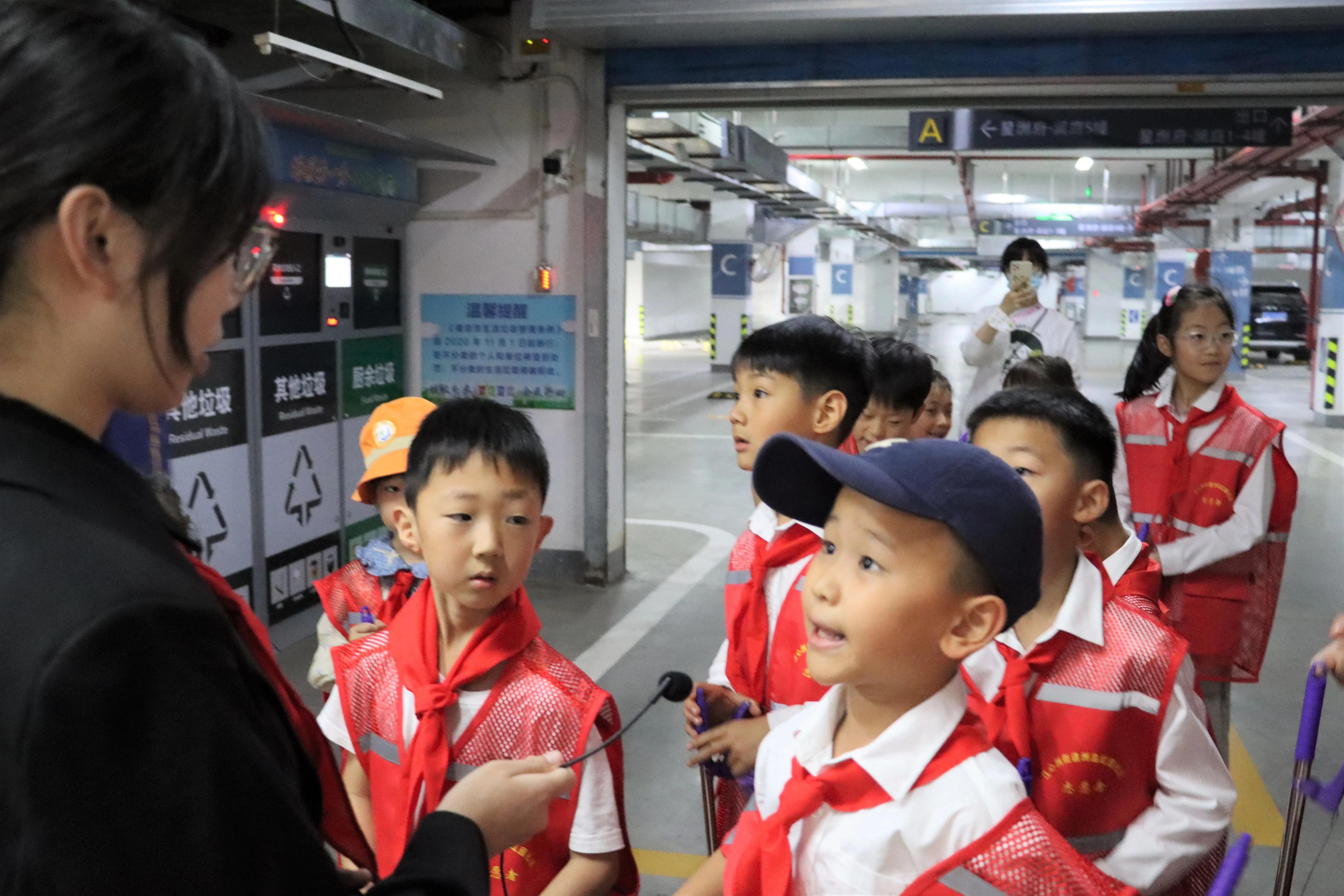 南京建邺区江心洲洲岛红园社区成立“小红鹰”少年志愿者先锋队