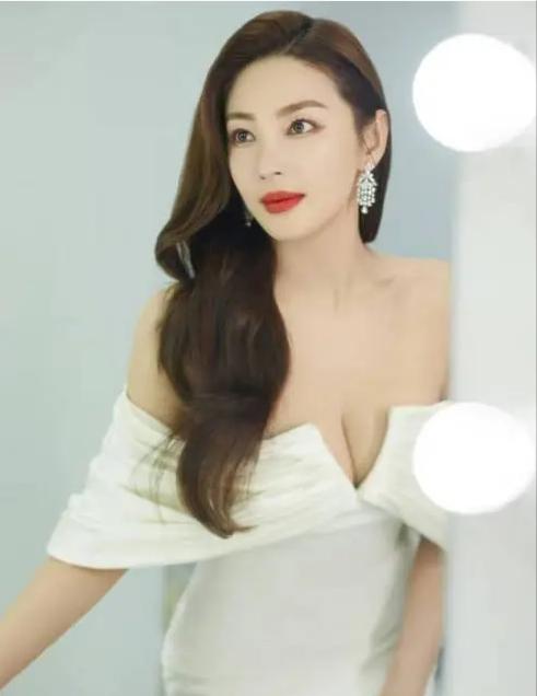 张雨绮身姿曼妙美到让人窒息,张雨绮惊艳写真动态