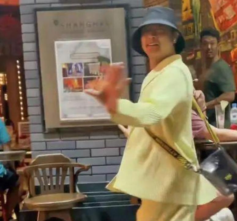 印小天在国外跳舞视频,印小天泰国街头尬舞被嘲