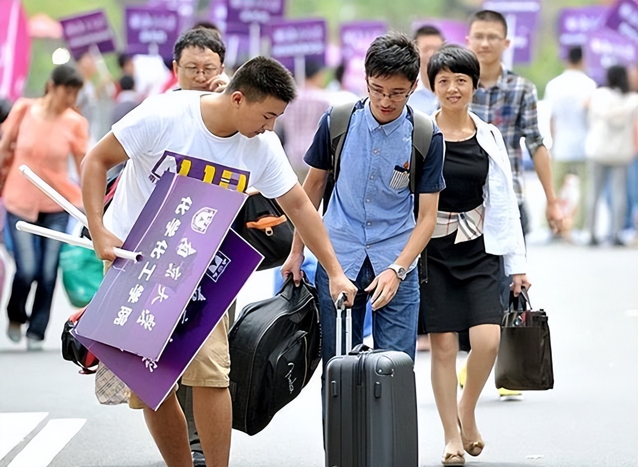 北京大学跟中专的区别,北京大学的宿舍和普通大学的对比