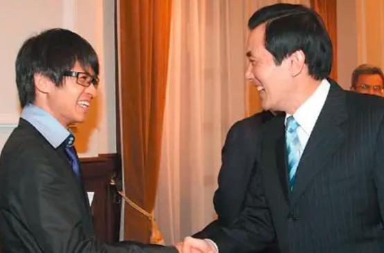 2012年韩寒前往台湾，马英九安排会见，与其握手五秒钟：久仰久仰