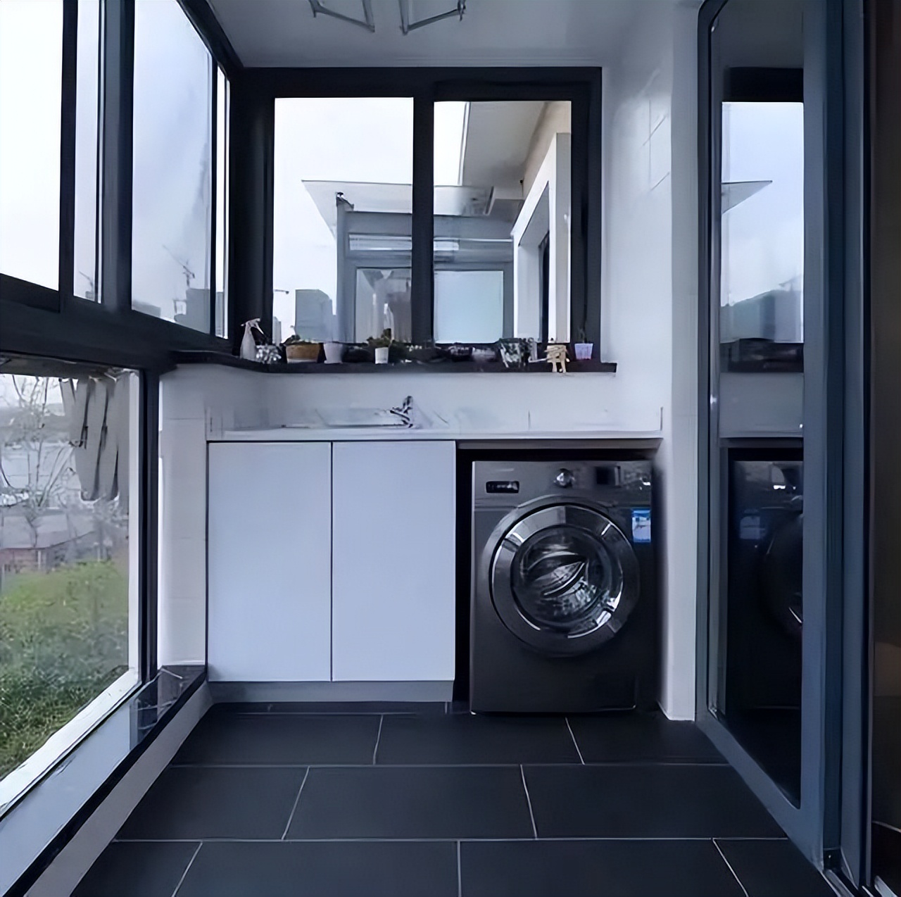 窗框上方漏水漏到阳台天花板里,阳台天花板漏水怎么处理