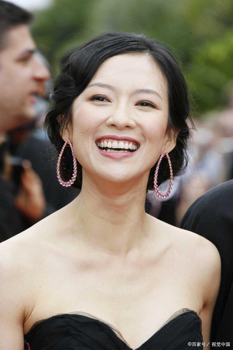 章子怡一袭亮黄长裙亮相红毯,章子怡露肩什么意思