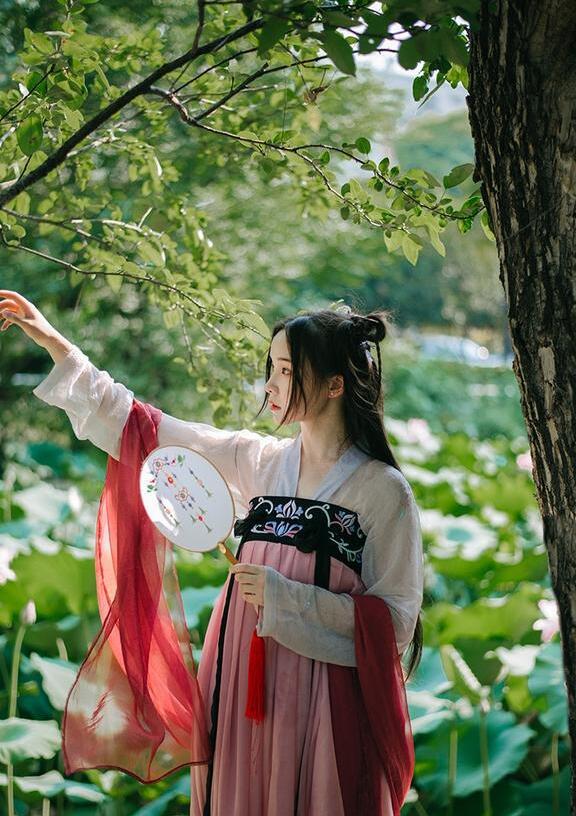 衬衫纽扣旁开叉,衬衫纽扣凸出来