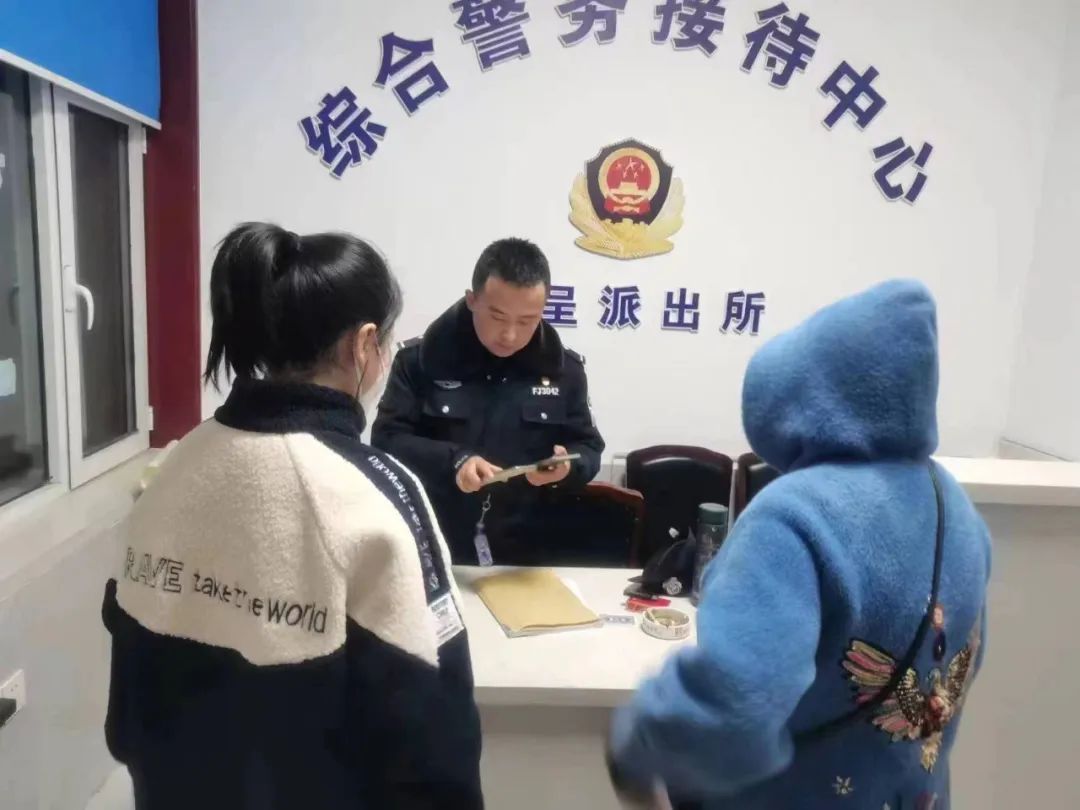 少女狂充游戏币民警追回辛苦钱