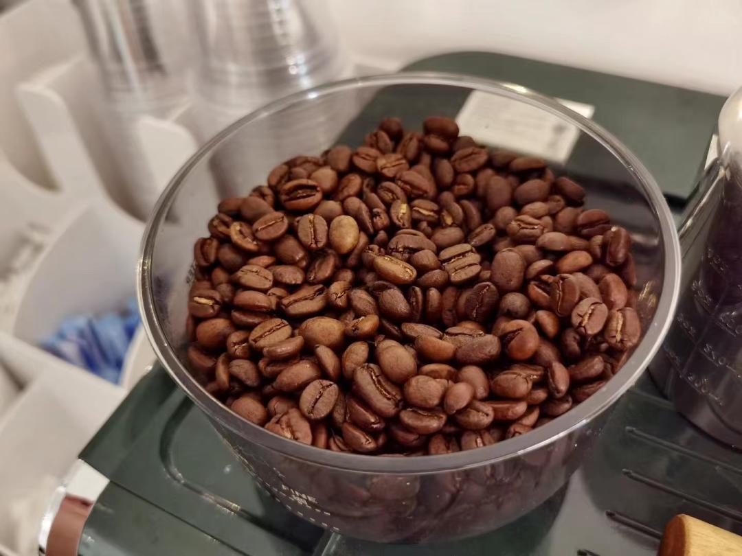 粤城人物：三次搬迁！广州越秀这家甜点店，老板娘1人撑住全部