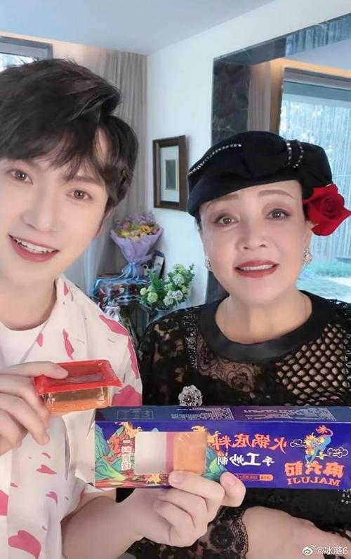 张兰助理家俊和肖肖是同一个人吗,家俊和肖肖现在还在张兰直播间吗