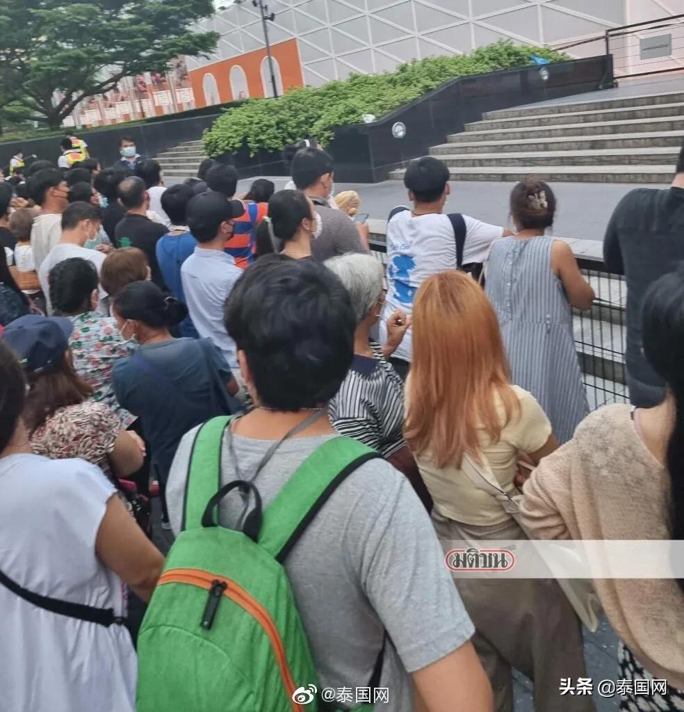 顾客扎堆挤爆商场,商场挤爆