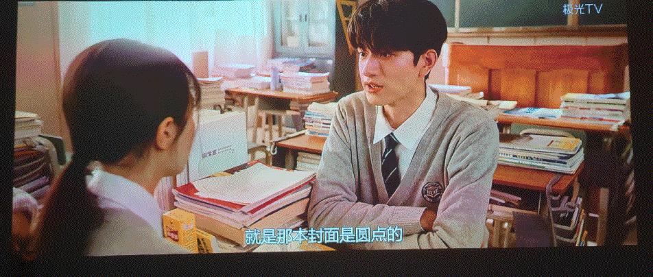 家里空间不够投影仪没法用，看看这台坚果O1S短焦投影仪