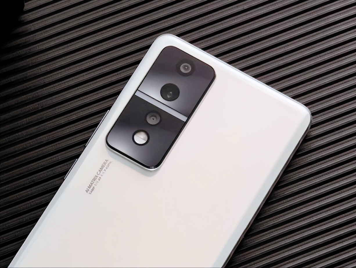 荣耀骁龙8+高性能手机，上市两个月突降644元，12GB+256GB+IMX800