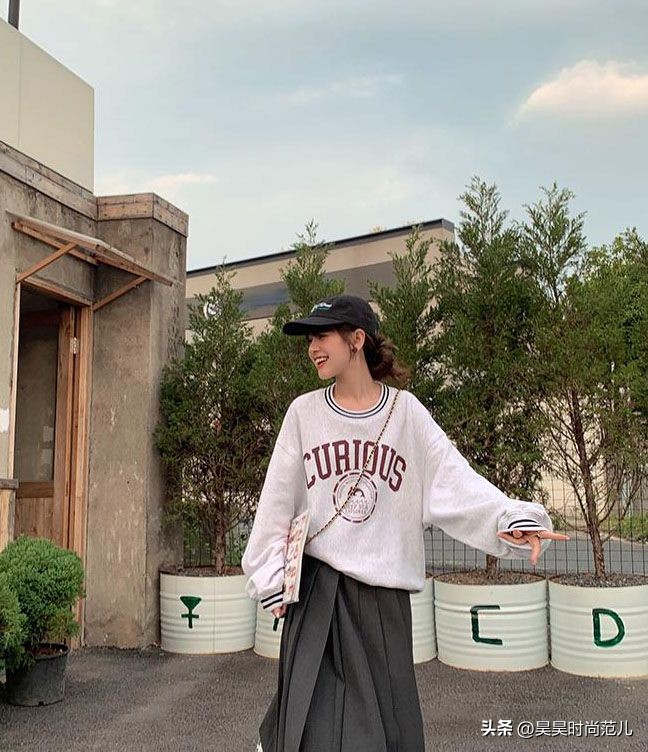 卫衣搭配外套的穿搭春款,矮个子初春风衣卫衣搭配