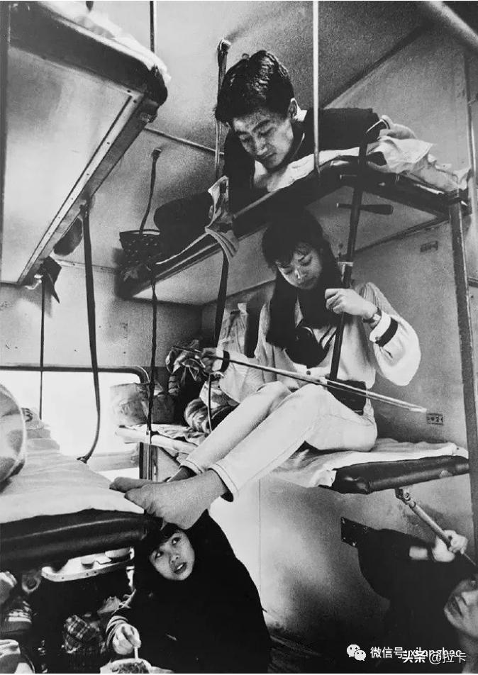 绿皮火车老照片,80年代绿皮火车里旧照片