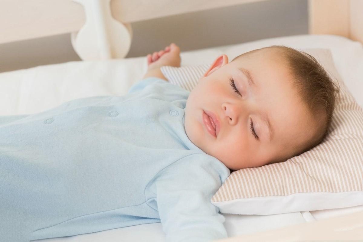 天气热宝宝睡觉容易出汗怎么办,热天宝宝睡觉头老是出汗